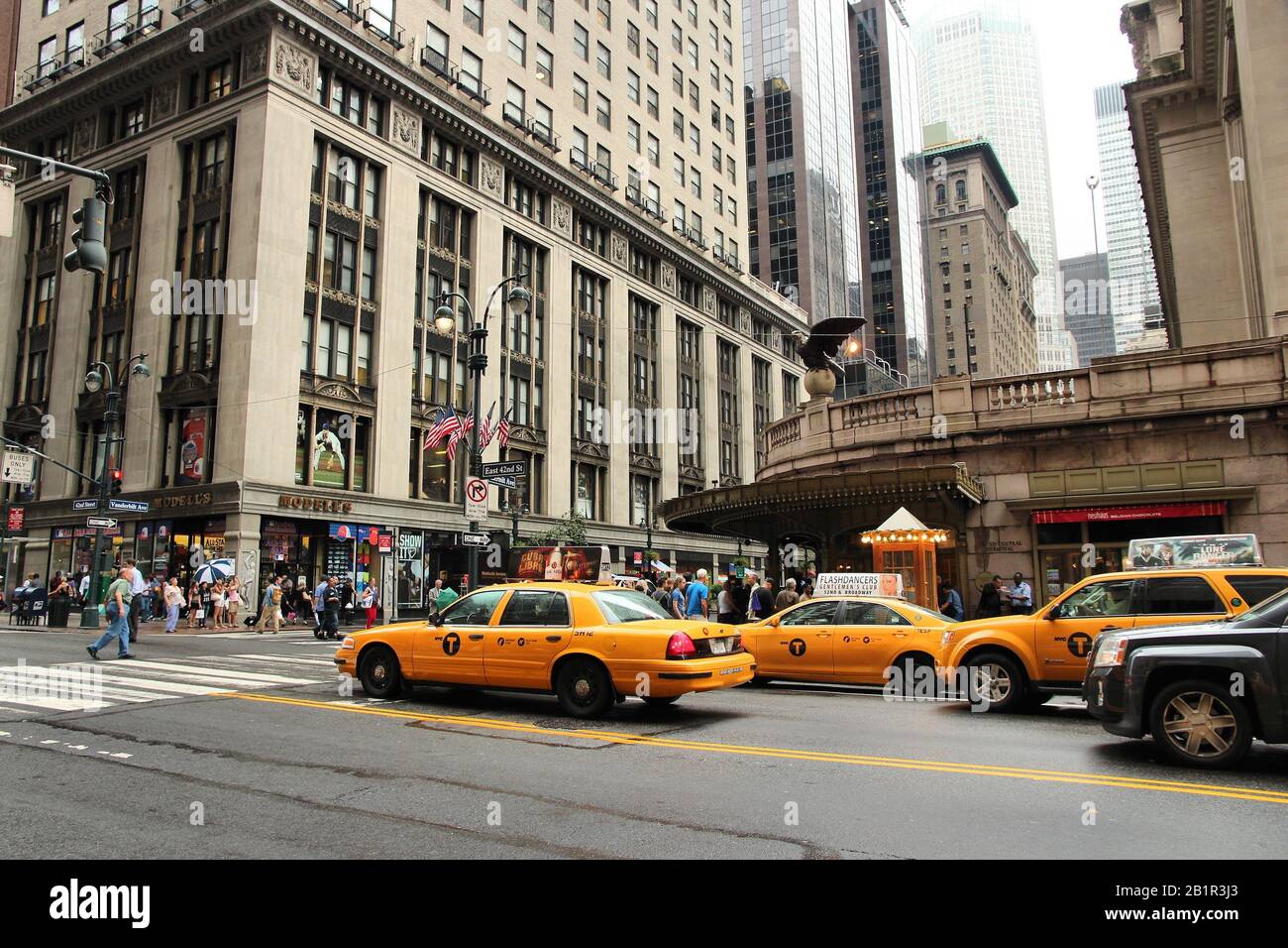 New YORK, États-Unis - 1 JUILLET 2013 : les gens marchent à New York par le terminal Grand Central. La gare existe depuis 1871. Il y avait un navire à passagers de 82 milles Banque D'Images