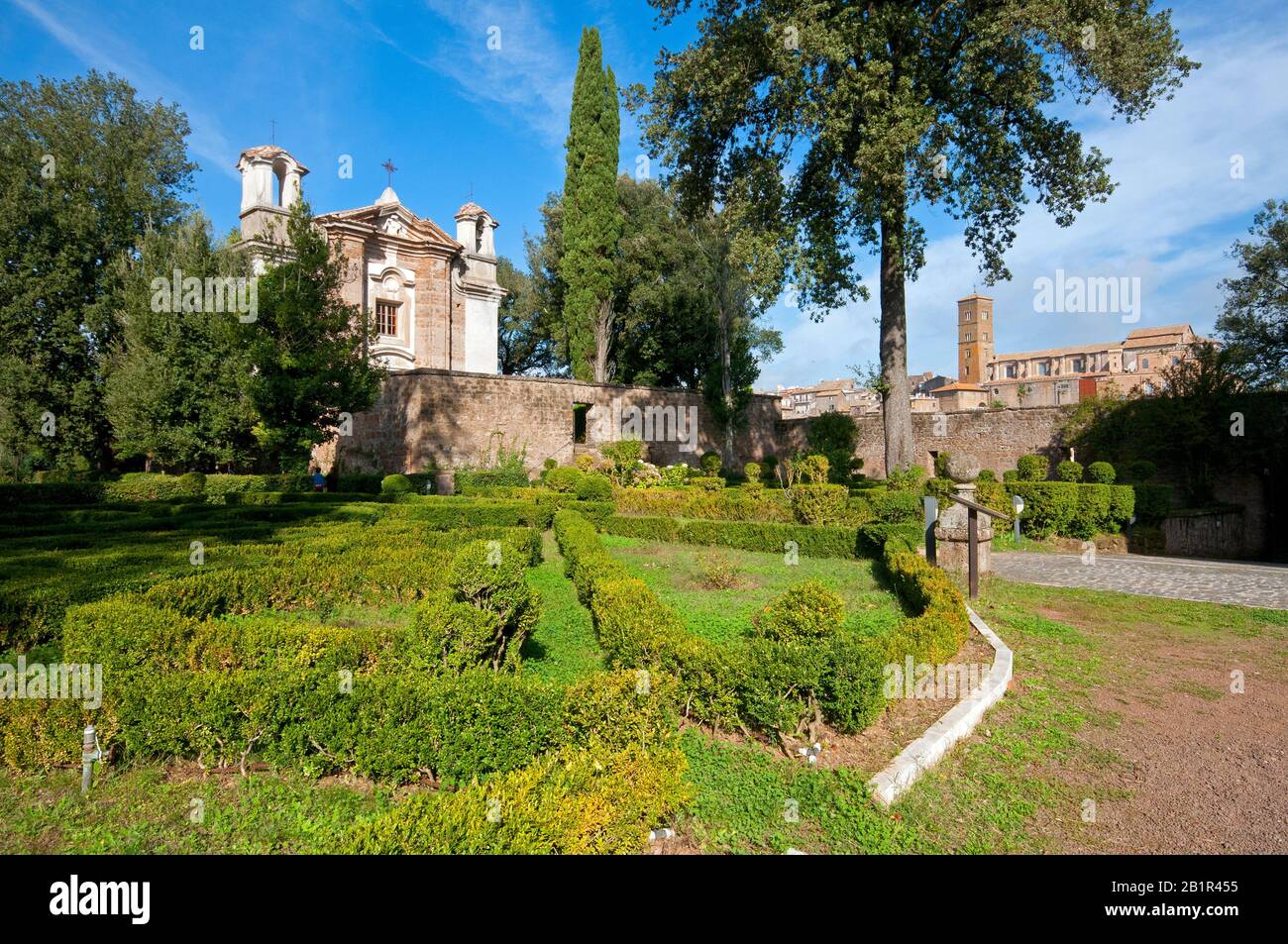 Jardins italiens et église Santa Maria del Monte à Sutri (sur la droite du village), Lazio, Italie Banque D'Images