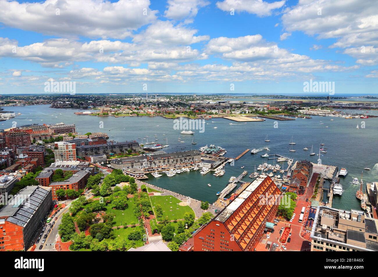 Boston. Vue aérienne urbaine avec quai et East Boston. Banque D'Images