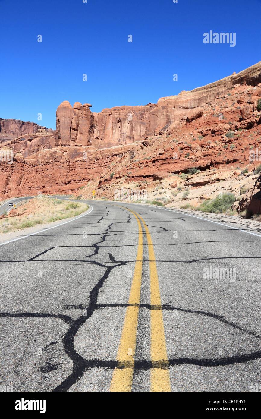 Fissures sur la surface de la route fixées à l'aide d'un produit d'étanchéité. Arches Scenic Drive Au Parc National D'Arches, Utah. Banque D'Images