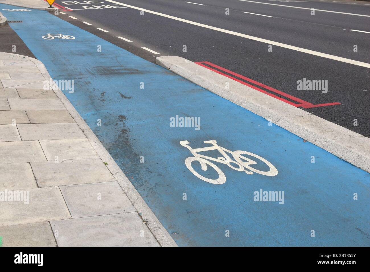 Voie cyclable dans la ville - Londres, Royaume-Uni. Bike route. Banque D'Images