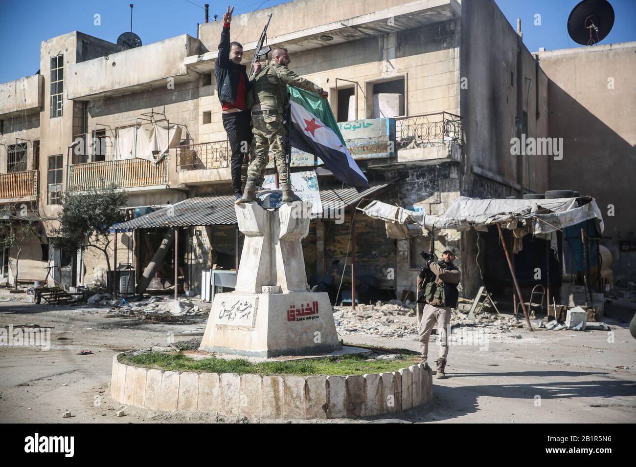 Saraqib, Syrie. 27 février 2020. Les combattants du Front national de libération (NFL), une faction de l'opposition armée syrienne, applaudissaient après avoir reconquis Saraqib des forces du gouvernement syrien suite à de lourds combats. Bien que la NFL ait annoncé la reprise de la ville stratégique, qui se trouve le long des routes du M 5 et du M 4, d'autres médias contradictoires ont rejeté les revendications de l'opposition. Crédit: Anas Alkharboutli/Dpa/Alay Live News Banque D'Images