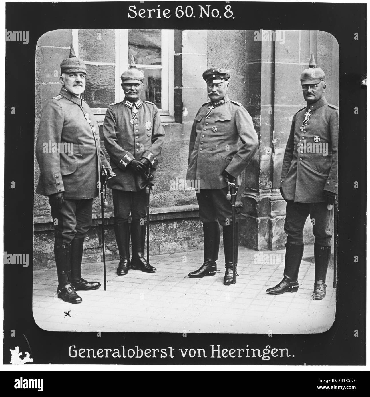 Projection Für Alle - Der Weltkrieg: Siegreiche Führer. Série 60. N° 8. Beratung von Heeringen. (1850-1926) guerre im 1. Weltkrieg bis 1916 Oberbefehlshaber der 7. Armee an der Westfront - Die Firma „projection für Alle“ wurde 1905 von Max Skladanowsky (1861-1939) gegründet. Sie produzierte bis 1928 FAST 100 Serien zu je 24 Glassdias im format 8,3 x 8,3 cm im sog. Bromsilber-Gelatin-Trockenplatten Verfahren. Die Serien umfasten vor allem Städte, Länder, Landschaften aber auch Märchen und Sagen, das Alte Testament und den Ersten Weltkrieg. Banque D'Images