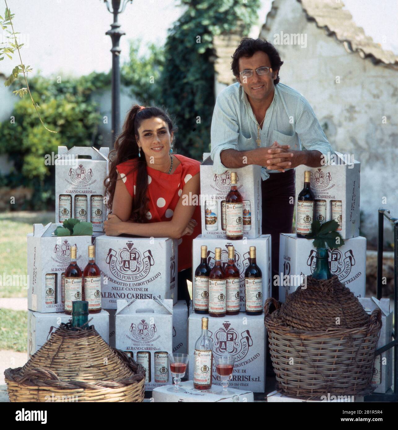 Italienisch amerikanische Sängerin und Schauspielerin Romina Power mit Ehemann Al Bano Carrisi präsentieren Ihren eigenen Wein ALBANO CARRISI, Italien mitte 1980er Jahre. La chanteuse italienne américaine et l'actrice Romina Power avec le mari Al Bano Carrisi présentent leur propre vin ALBANO CARRISI, Italie au milieu des années 1980. Banque D'Images