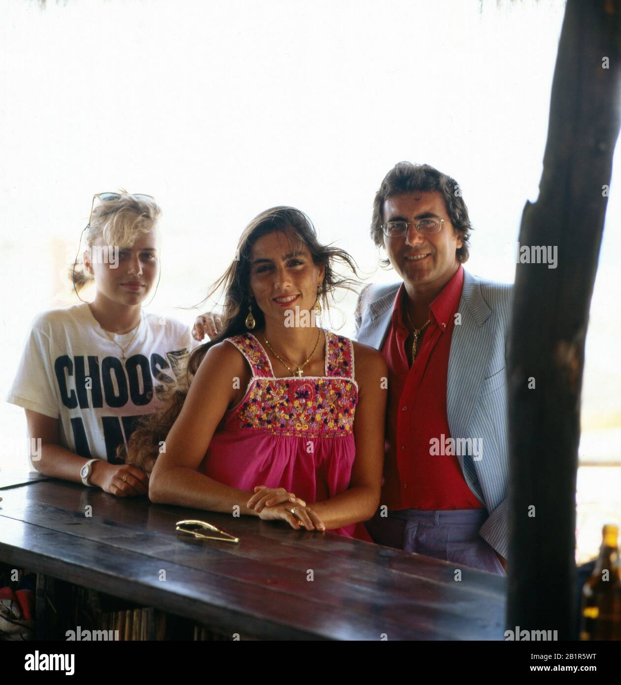 Urlaubsstory der italienisch amerikanischen Sängerin und Schauspielin Romina Power mit Sänger und Ehemann Al Bano (Albano) Carrisi und Tochter Ylenia Carrisi, Anfang 1990er Jahre. Histoire de vacances de la chanteuse et actrice italienne-américaine Romina Power avec chanteuse et mari Al Bano (Albano) Carrisi et fille Ylenia Carrisi, début des années 1990. Banque D'Images