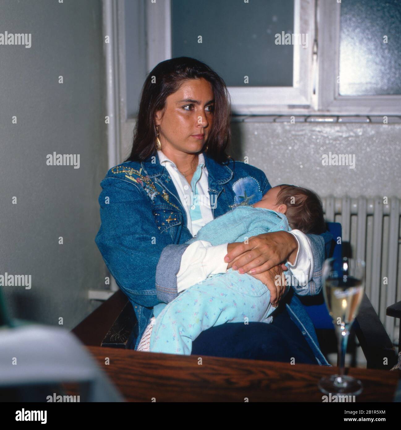 Familie Carrisi, Sängerin und Schauspielerin Romina Power bei einem Interview, mitte 1980er Jahre. Famille Carrisi, chanteuse et actrice Romina Power au cours d'une interview, milieu des années 1980. Banque D'Images