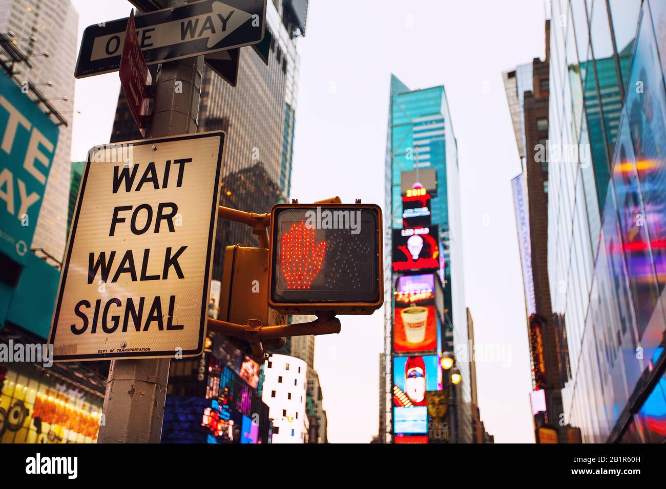 Marcher à New york à Times Square en attendant le signal de marche Banque D'Images