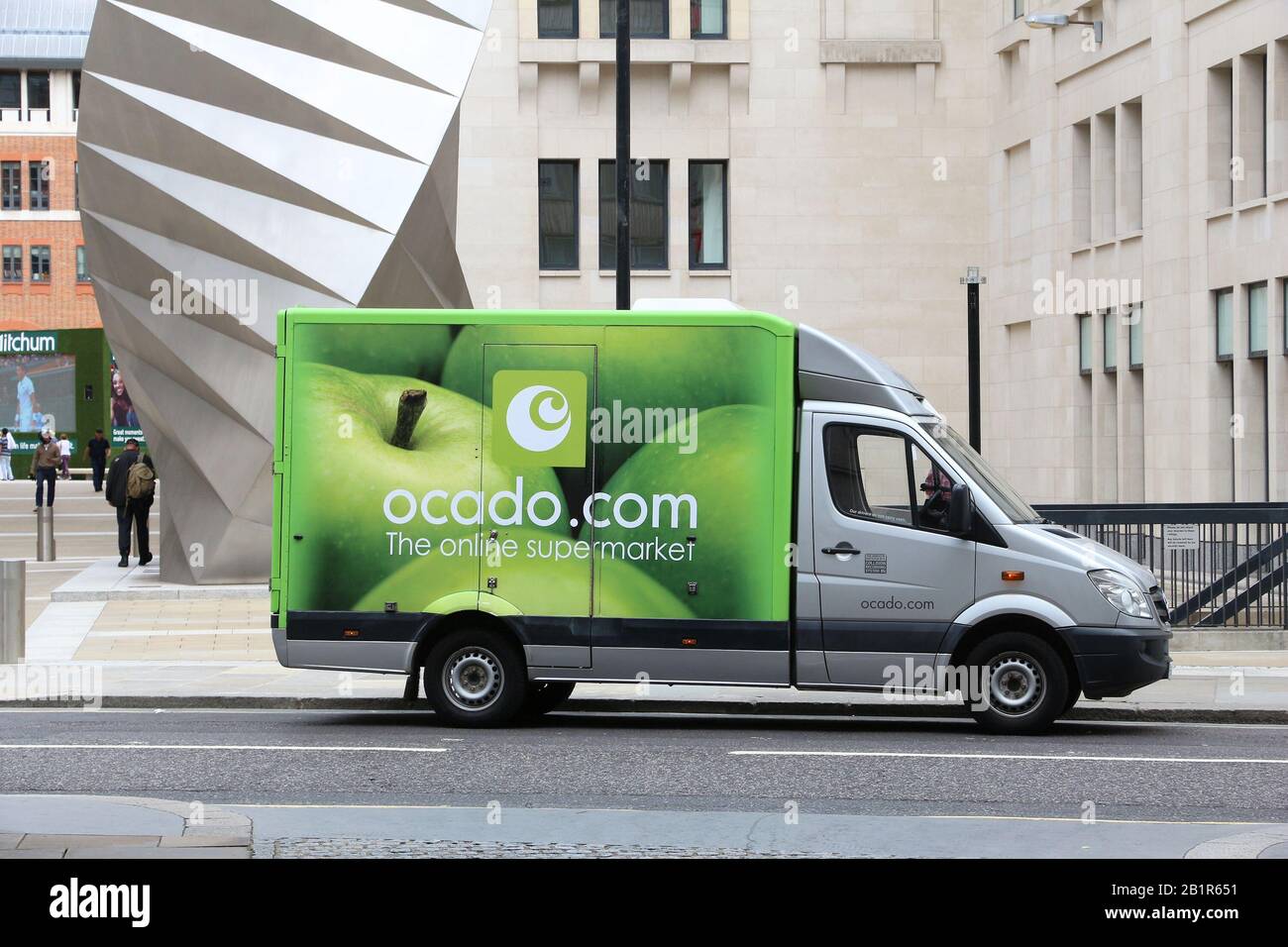 Londres, Royaume-Uni - 8 JUILLET 2016 : livraison de nourriture Ocado Mercedes Sprinter van à Londres, Royaume-Uni. Ocado est un supermarché britannique en ligne seulement. Banque D'Images