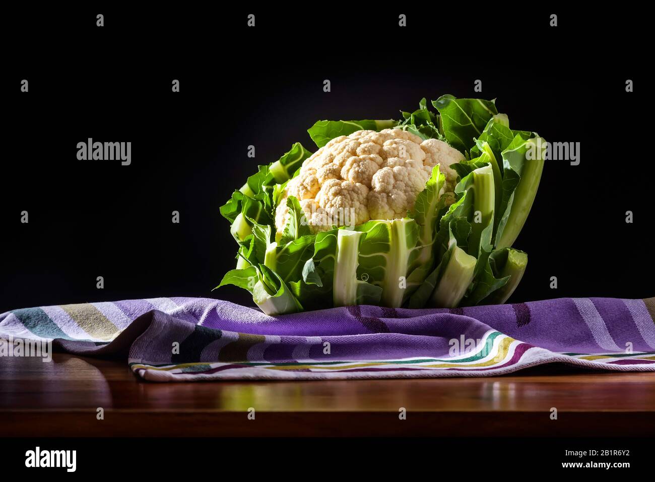 Chou-fleur (Brassica oleracea var. Botrytis), sur une table Banque D'Images
