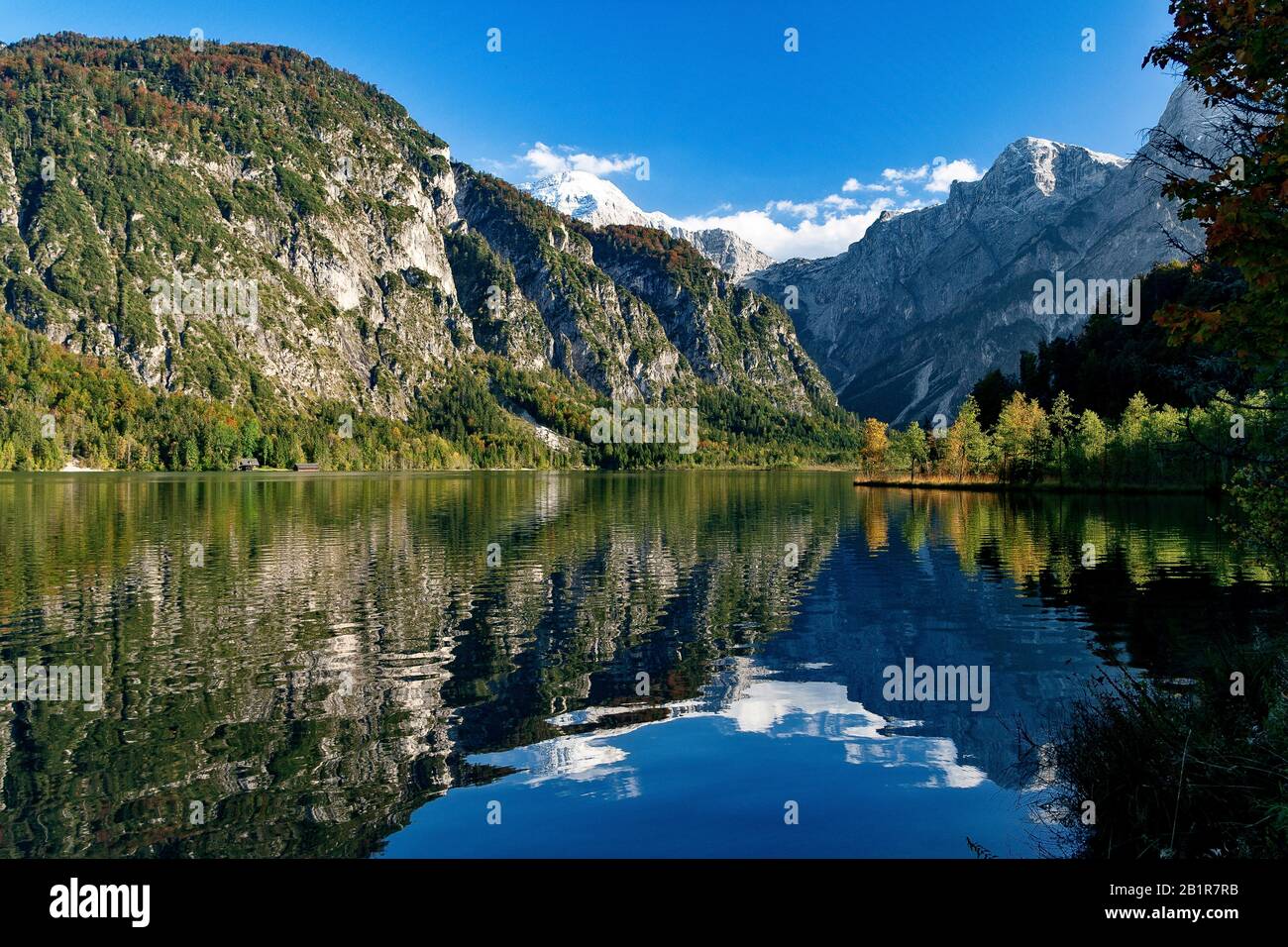 , lac de montagne Almsee et groupe de montagne Totes Gebirge, Autriche, Haute-Autriche, Salzkammergut, Gruenau Banque D'Images