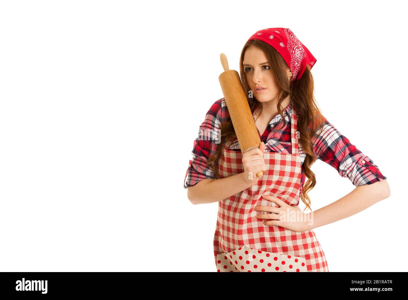 Belle jeune femme tient le rouleau de cuisine isolé sur fond blanc Banque D'Images