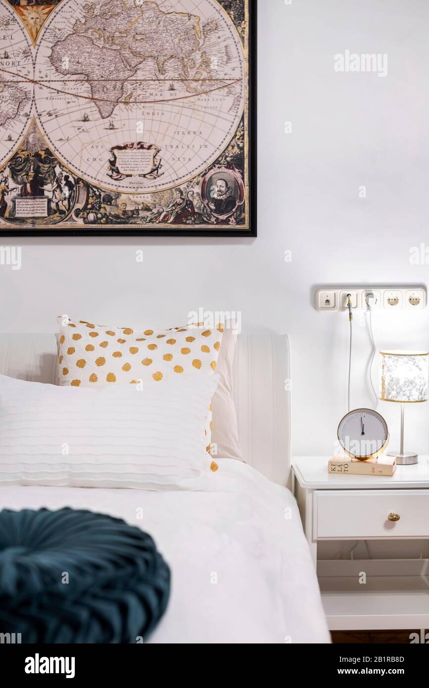 Budapest, Hongrie - 15 novembre 2019: Détail de la chambre à thème blanche avec oreiller en pointillés dorés, tête de lit blanche et carte du monde Banque D'Images