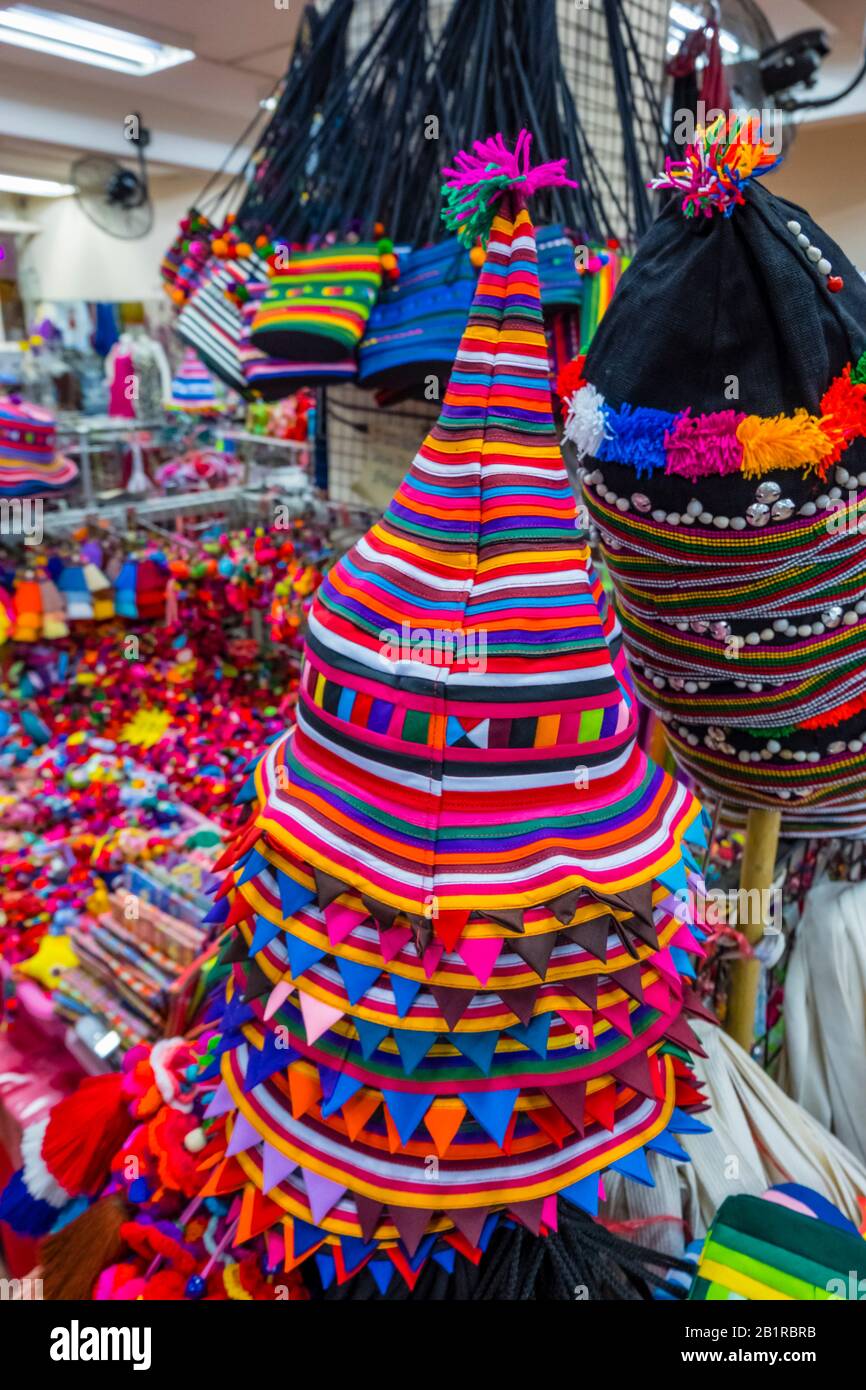 Akha tribu huzzah chapeaux, Talat Warorot, salle de marché, Chiang Mai, Thaïlande Banque D'Images