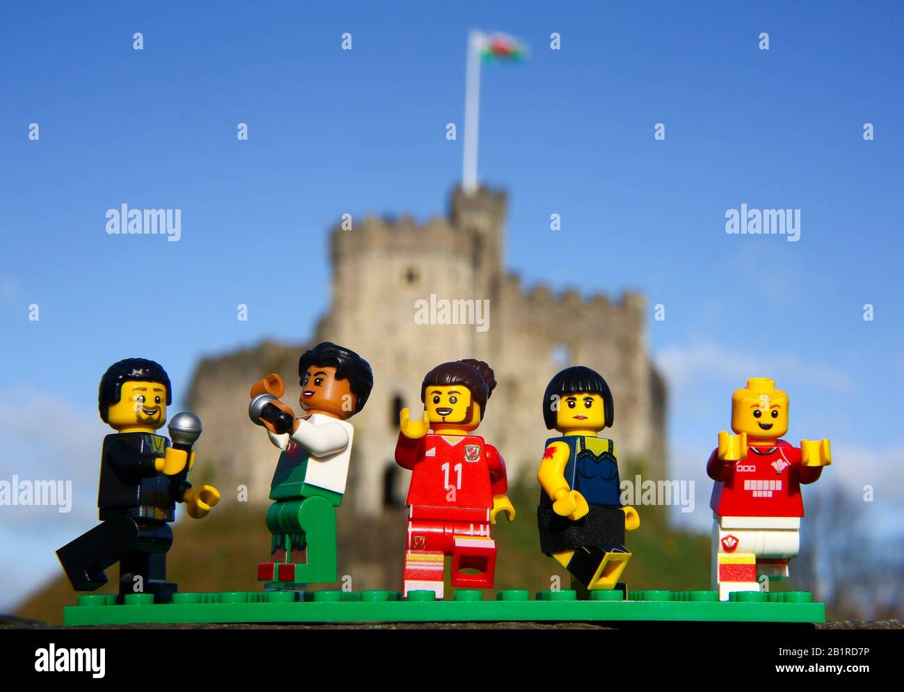 ÉDITORIAL UTILISEZ UNIQUEMENT une série de figurines en édition limitée « Mini Welsh Legends » créées avec des pièces LEGO, y compris (de gauche à droite) Sir Tom Jones, Dame Shirley Bassey, Gareth Bale, Ruth Jones comme Nessa et Gareth Thomas sont dévoilées au château de Cardiff à Cardiff pour célébrer la Saint-David. Banque D'Images