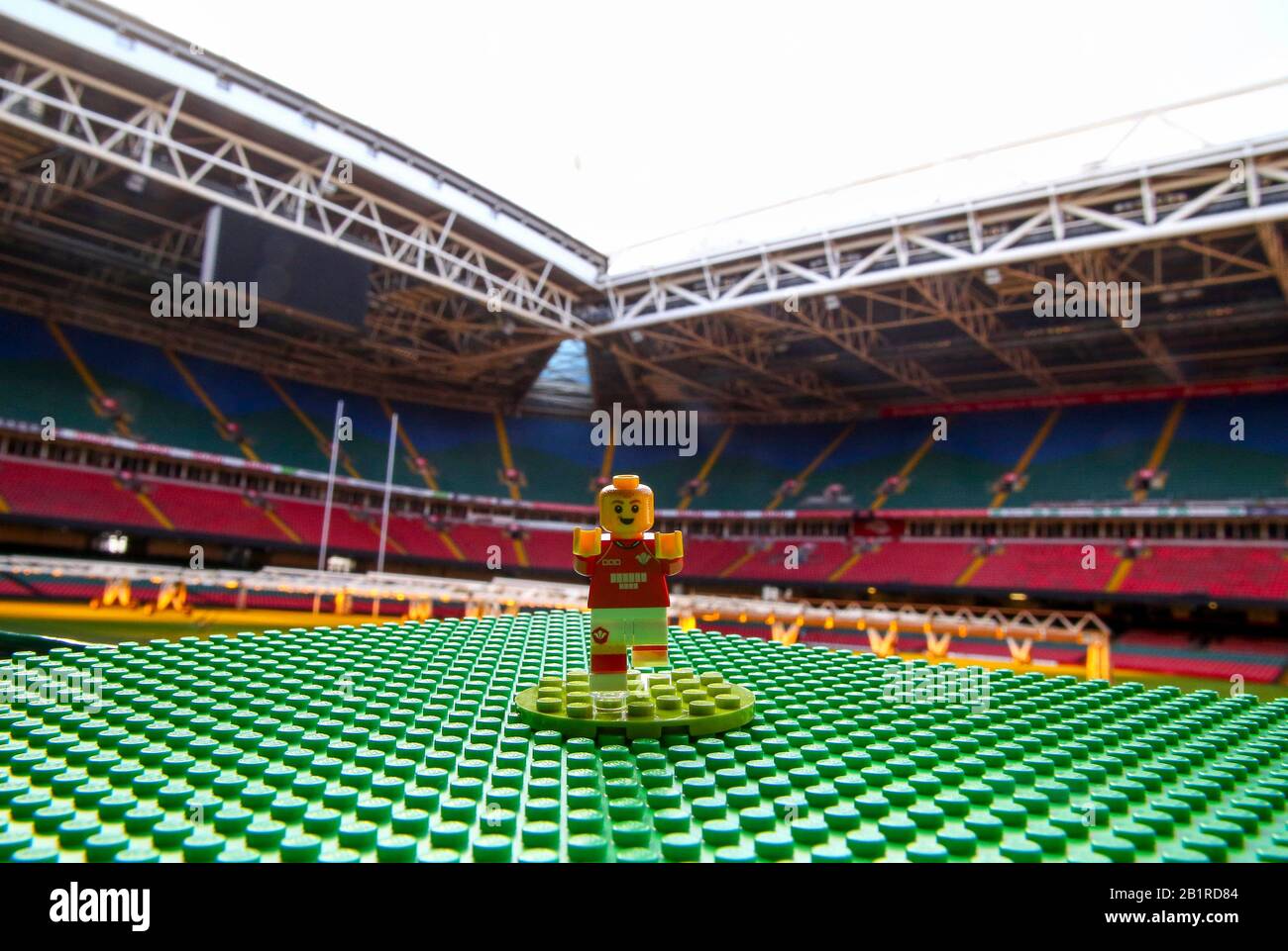 Une figurine miniature du joueur de rugby Gareth Thomas, qui est l'une des  légendes en édition limitée de Mingallois créées avec des pièces LEGO, est  dévoilée au stade de la Principauté de