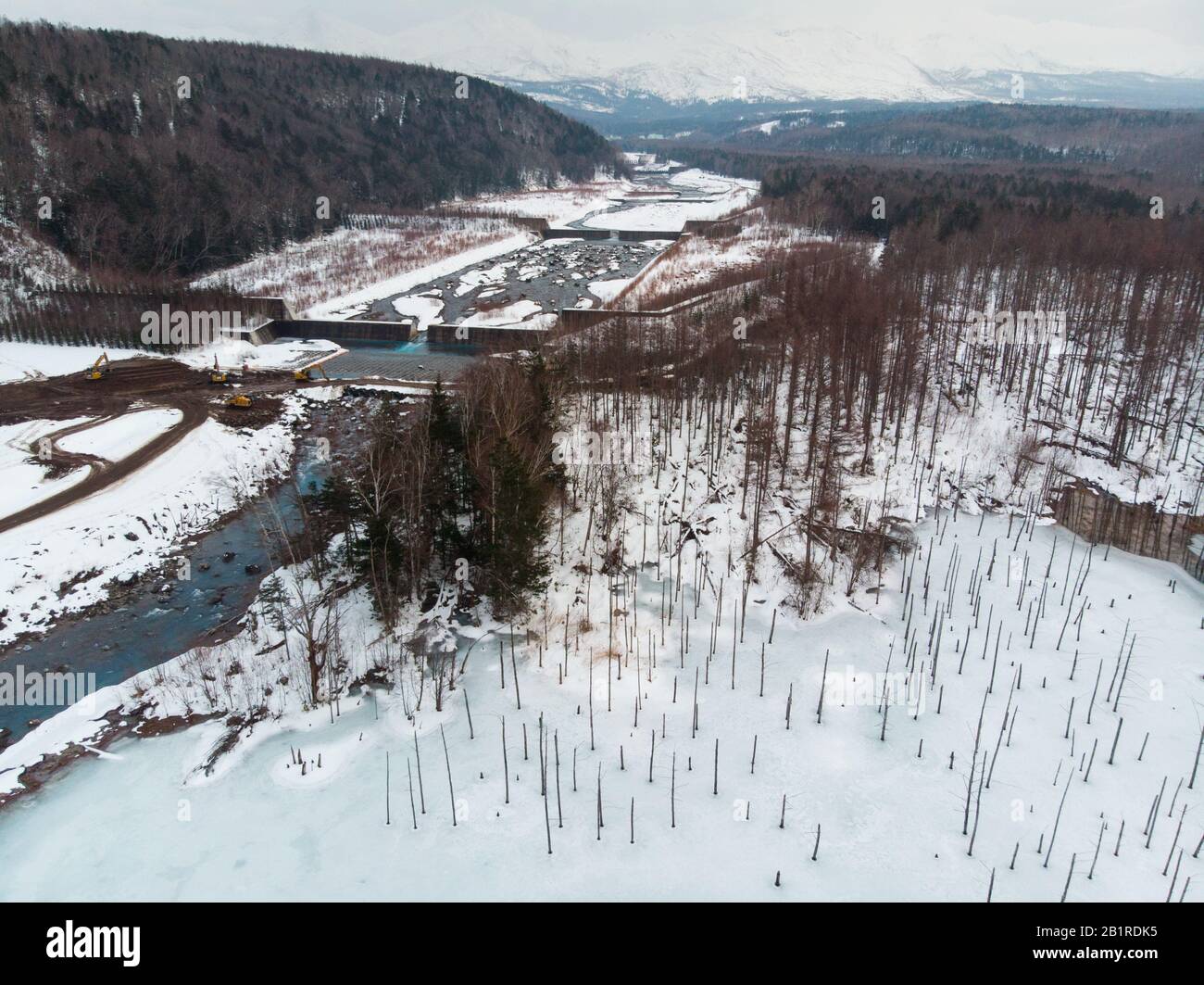 Vue aérienne à Biei où la source de réservoir de l'eau bleue pour l'étang Shirogane Blue est vue avec la rivière en amont des montagnes Banque D'Images