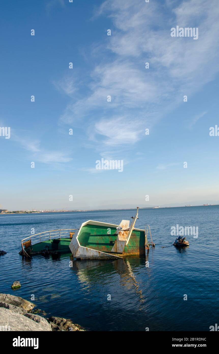 Bateau Sunken Dans La Mer Banque D'Images