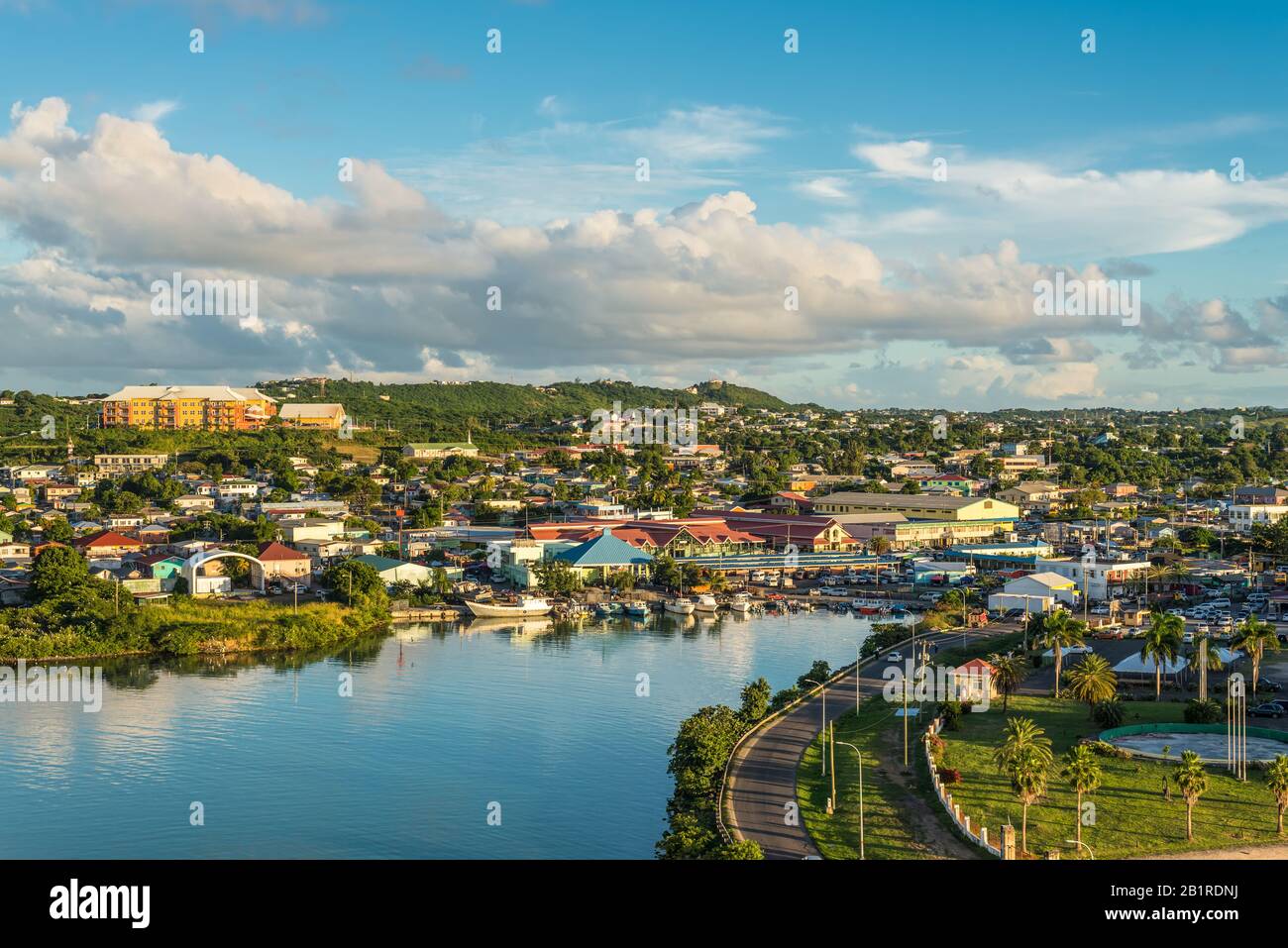 St John's, Antigua-et-Barbuda - le 19 décembre 2018 : paysage urbain de l'île St John's, Antigua, c'est le moment le plus crépuscule. Banque D'Images