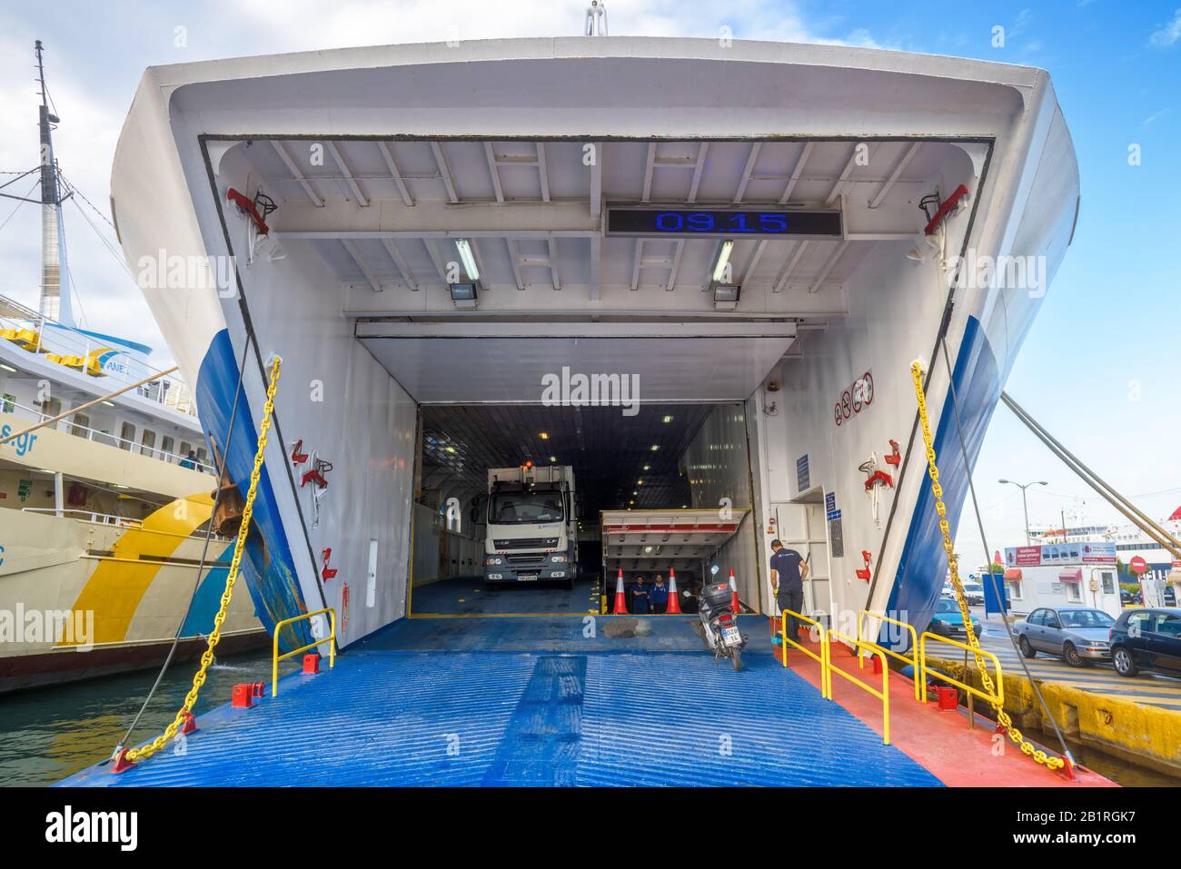 Pirée, Grèce - 7 mai 2018 : ferry amarré dans le port maritime près d'Athènes. Gros navire dans un port de mer à proximité. Chargement ou déchargement de ferryboat par un port Banque D'Images