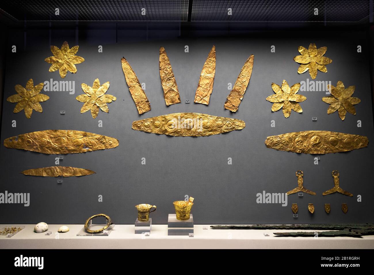 Athènes - 7 mai 2018 : bijoux en or de Mycènes grecs anciens. Couronnes dorées et autres objets précieux du Musée archéologique national d'Athen Banque D'Images