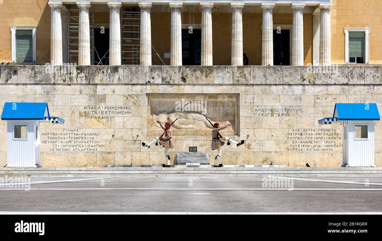 Athènes, Grèce - 9 mai 2018 : changement de la garde d'honneur sur la place Syntagma à Athènes. La garde présidentielle ou les Evzones en uniforme traditionnel sont mars Banque D'Images
