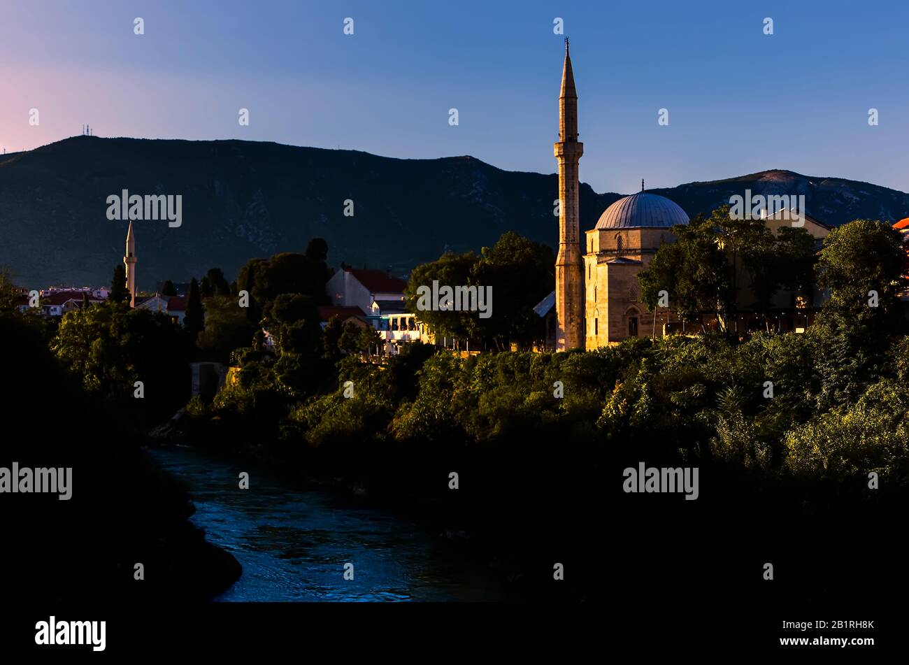 Vue sur la vieille ville de Mostar et le coucher du soleil, avec une mosquée et la rivière Neretva Banque D'Images