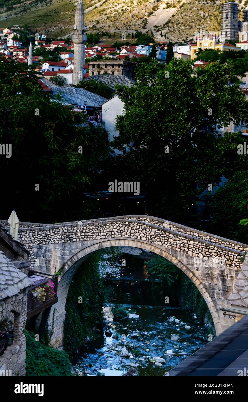 Kriva Ćuprija (Ponte Storto) è il più piccolo e antico ponte à pietra ad arco singolo di Mostar , costruito nel 1558 durante il dominio ottomano . ] Banque D'Images