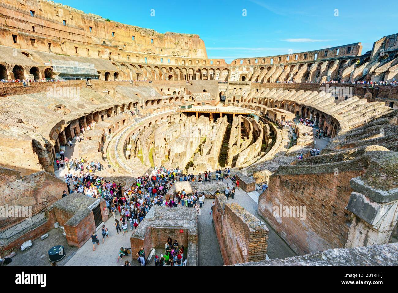 Rome - 10 MAI : Colisée (Colisée) le 10 mai 2014 à Rome, Italie. Le Colisée est un monument important de l'antiquité et est l'un des principaux touristes Banque D'Images