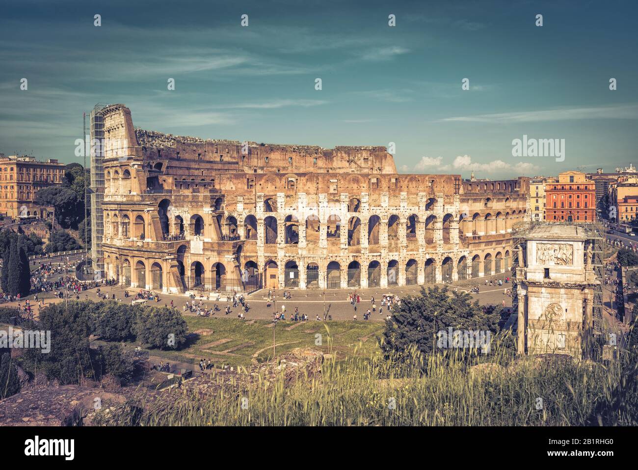 Vue panoramique sur le Colisée (Colisée) à Rome, Italie. Le Colisée est les principales attractions touristiques de Rome. Il a été construit au 1° siècle. Banque D'Images