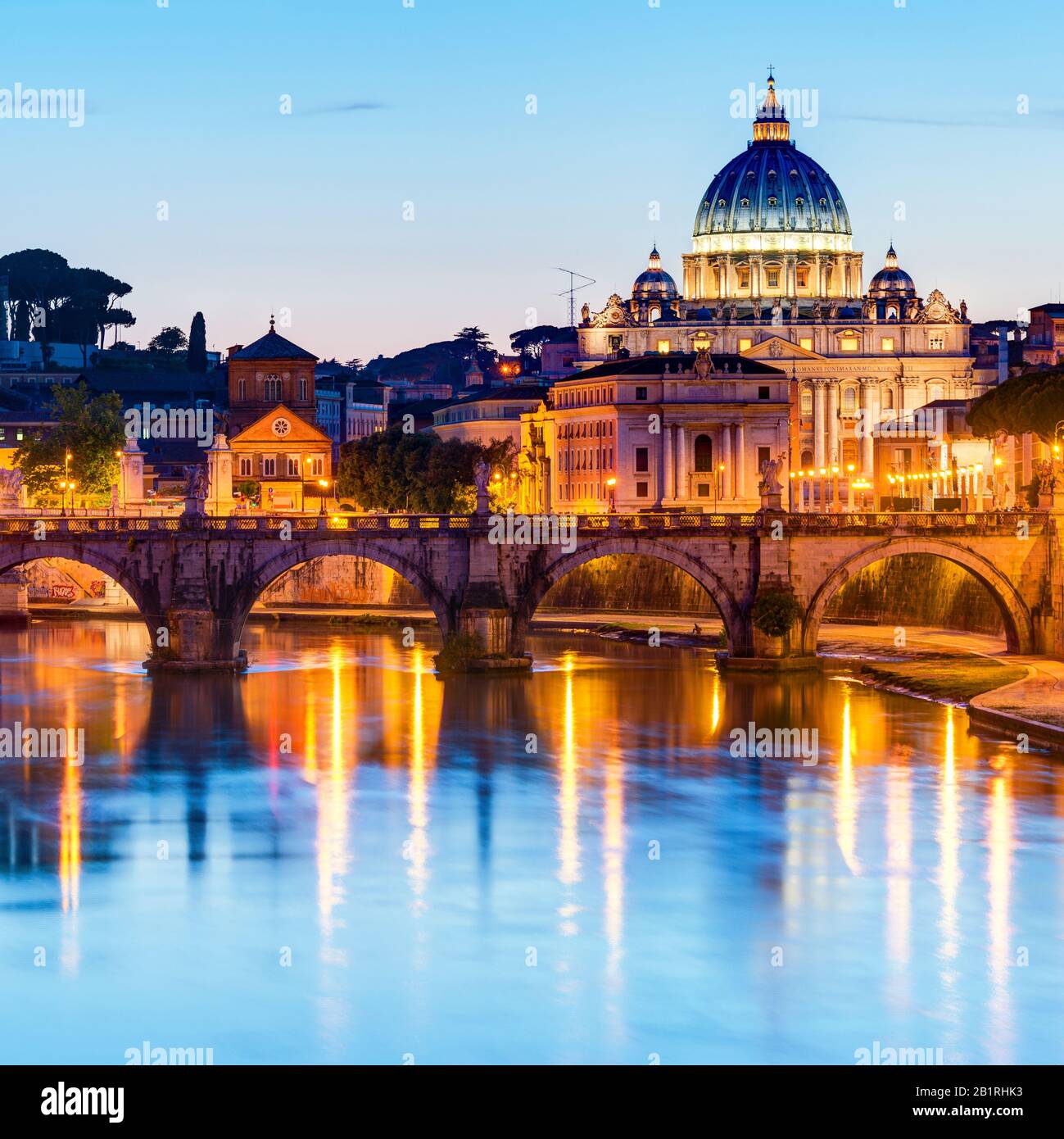 Vue nocturne à la cathédrale Saint-Pierre à Rome, Italie Banque D'Images