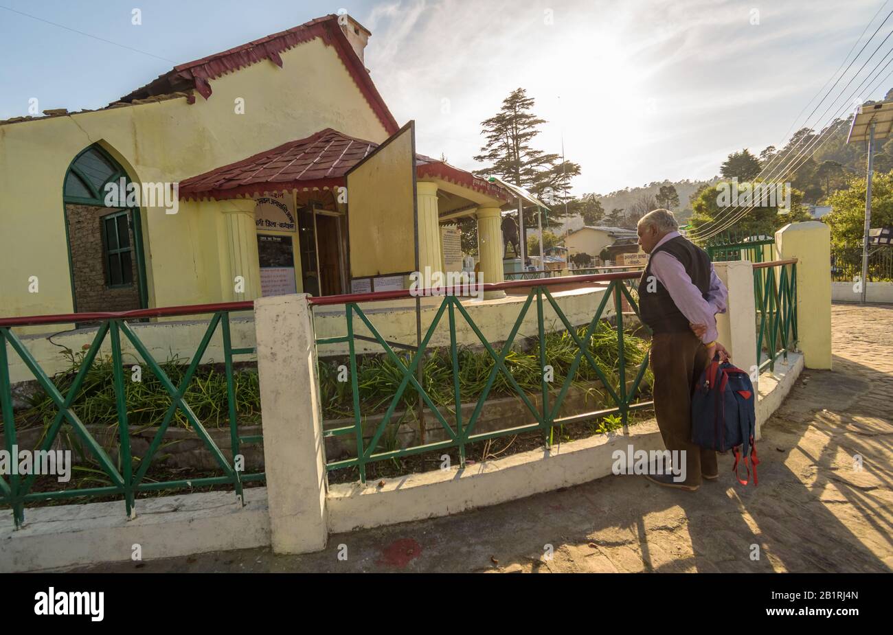 Kausani, Uttarakhand/Inde - 2 avril 2019 : un vieil homme se tient à l'extérieur de l'Ashram Anasakti dans la ville himalayenne de Kausani où est resté Mahatma Gandhi. Banque D'Images