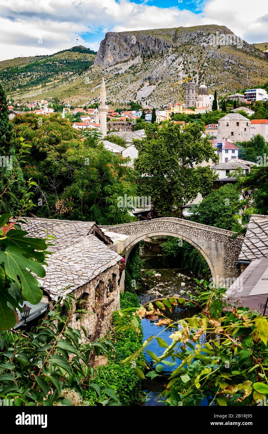 Kriva Cuprija, un autre ancien pont de Mostar, plus petit que le vieux pont le plus célèbre Banque D'Images