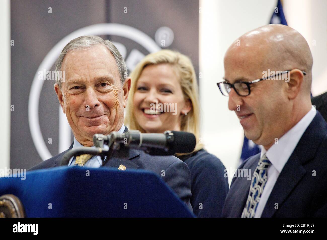 Le maire de New York Michael J. Bloomberg et l'actrice Gretchen Mol et Douglas C. Steiner à l'ouverture des nouveaux studios Steiner à Brooklyn Navy Yard. New York a toujours connu une industrie cinématographique florissante, mais en concurrence acharnée avec les villes de la côte ouest et du Canada. Banque D'Images