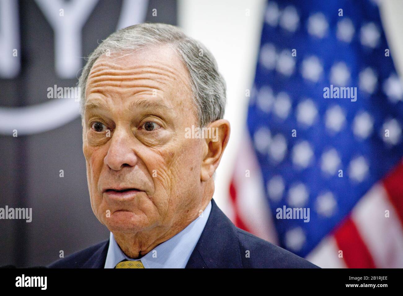 Le maire de New York, Michael J. Bloomberg, à l'ouverture des nouveaux Steiner Studios à Brooklyn Navy Yard. New York a toujours connu une industrie cinématographique florissante, mais en concurrence acharnée avec les villes de la côte ouest et du Canada. Derrière lui se trouve un nouveau logo de marque déposée avec les mots « Made in NY ». Banque D'Images
