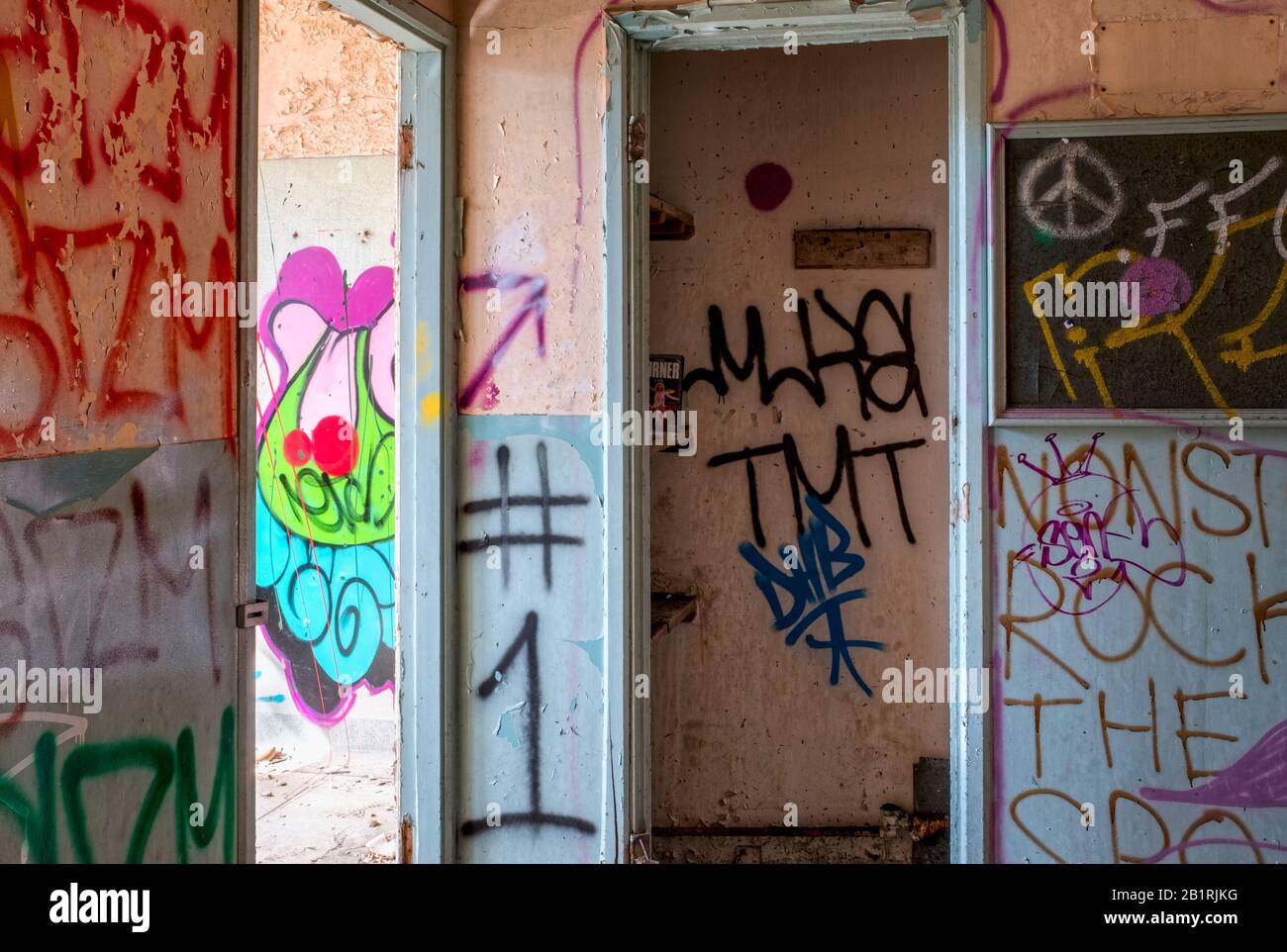 L'usine abandonnée a déraillé, avec un verre cassé et des caractéristiques rouillées, la désintégration urbaine Banque D'Images