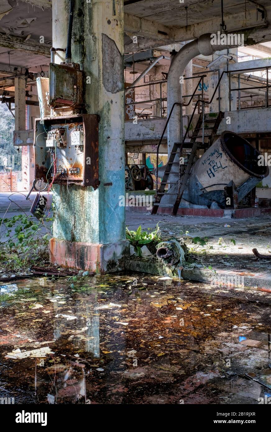 L'usine abandonnée a déraillé, avec un verre cassé et des caractéristiques rouillées, la désintégration urbaine Banque D'Images