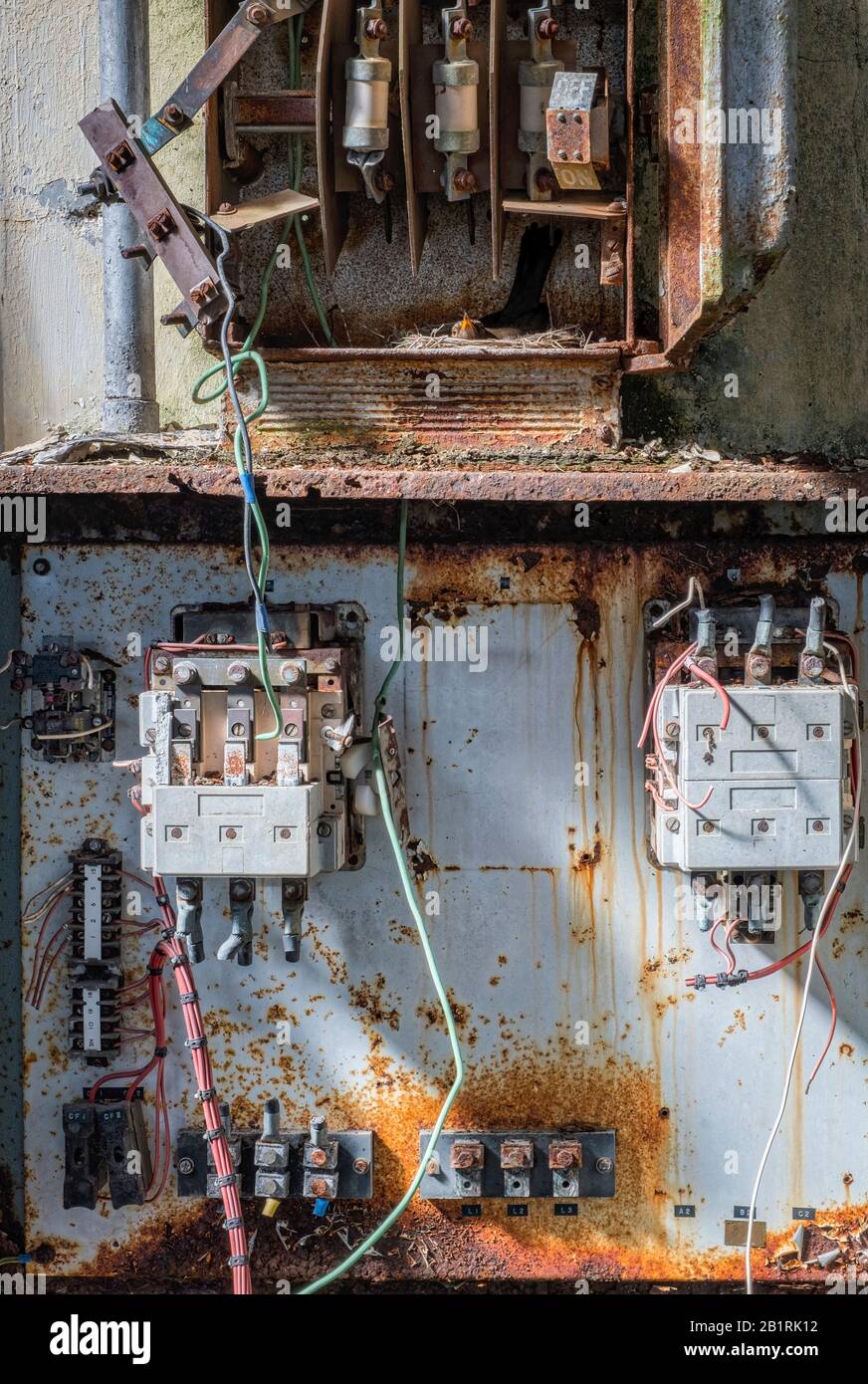 L'usine abandonnée a déraillé, avec un verre cassé et des caractéristiques rouillées, la désintégration urbaine Banque D'Images