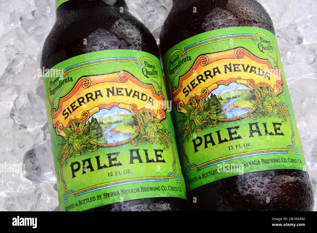 Irvine, CA - 25 MAI 2014 : deux bouteilles de Sierra Nevada Pale Ale sur glace. La Sierra Nevada Brewing Co. A été créée en 1980 par des homebrasseurs à Chico, Ca Banque D'Images