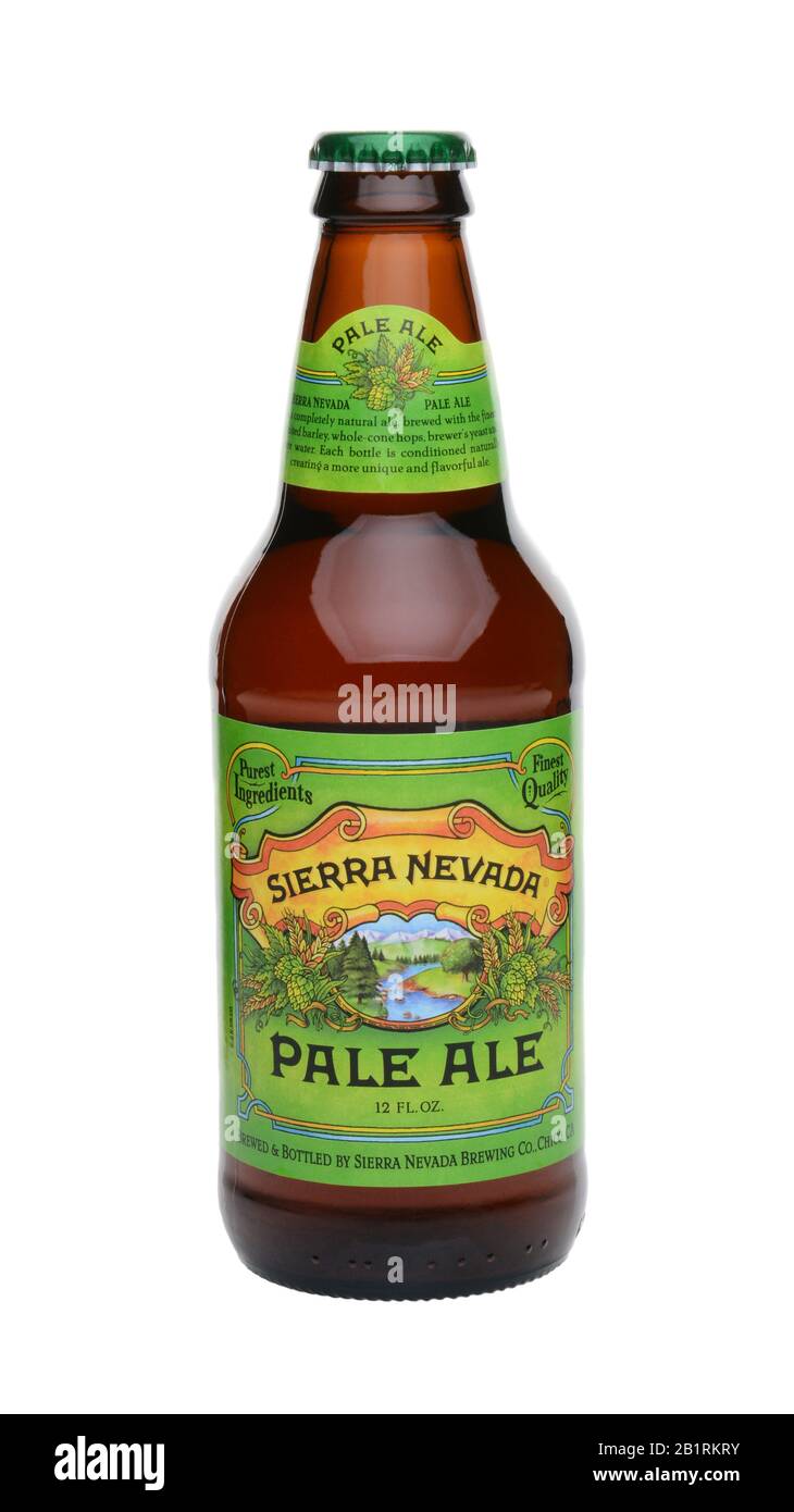 Irvine, CA - 25 MAI 2014 : une bouteille unique de Sierra Nevada Pale Ale sur blanc. La Sierra Nevada Brewing Co. A été créée en 1980 par des homebrasseurs à Chi Banque D'Images