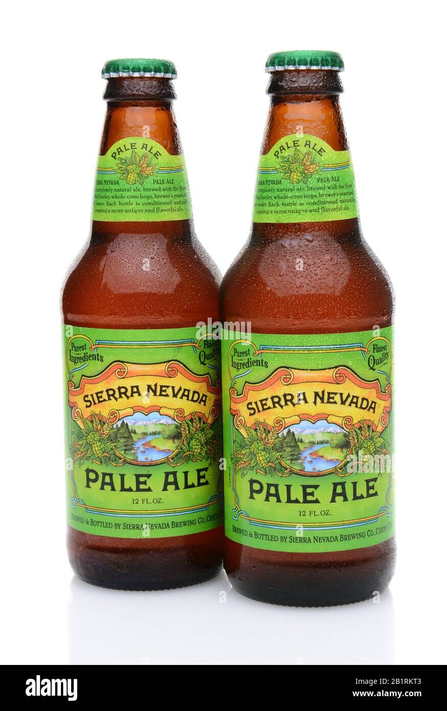 Irvine, CA - 25 MAI 2014 : deux bouteilles de Sierra Nevada Pale Ale. La Sierra Nevada Brewing Co. A été créée en 1980 par des homebrasseurs à Chico, Californie Banque D'Images