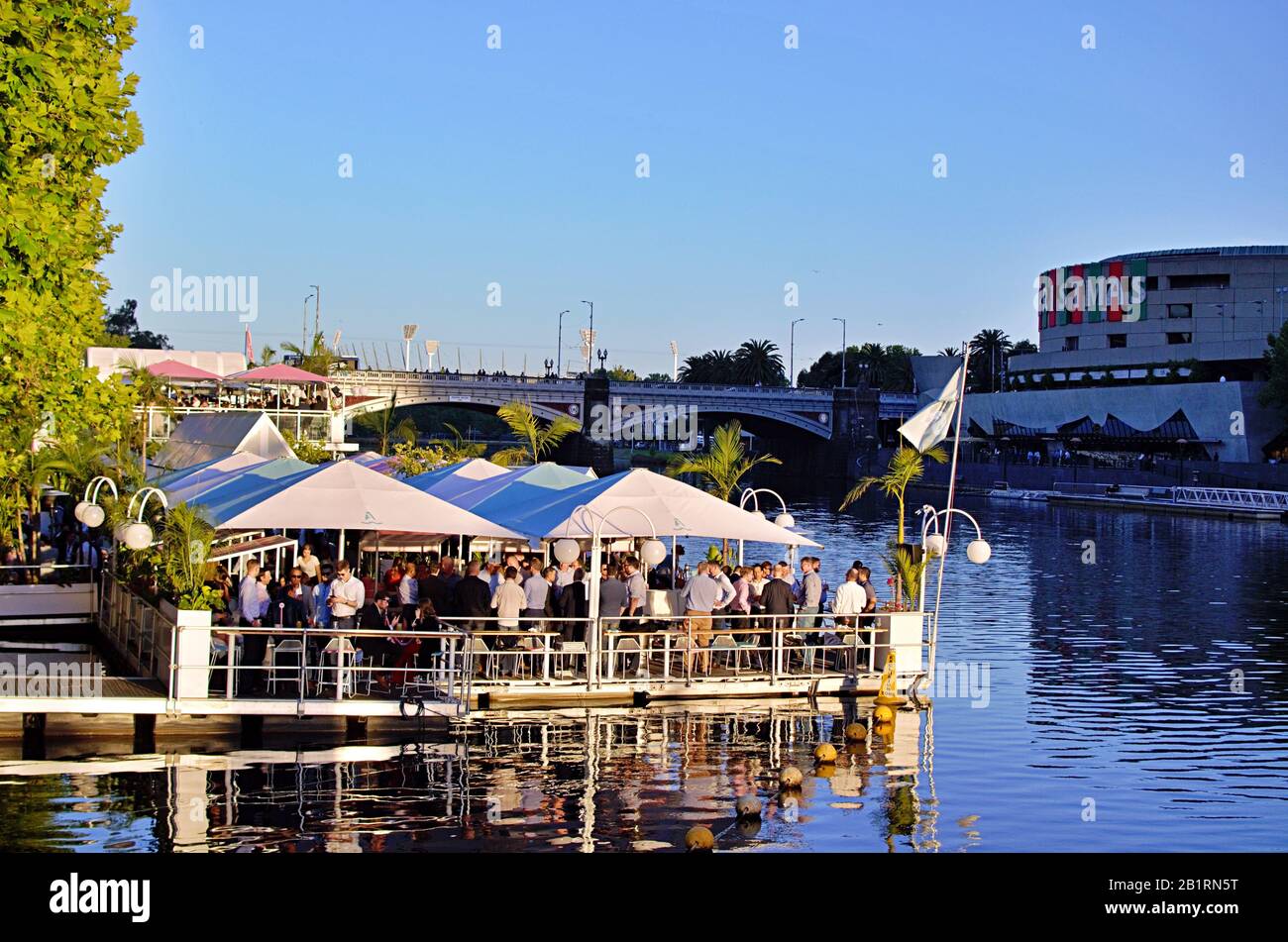Soirée d'événements sociaux au bar flottant Armory Afloat sur la Yarra River, Melbourne, Victoria, Australie Banque D'Images