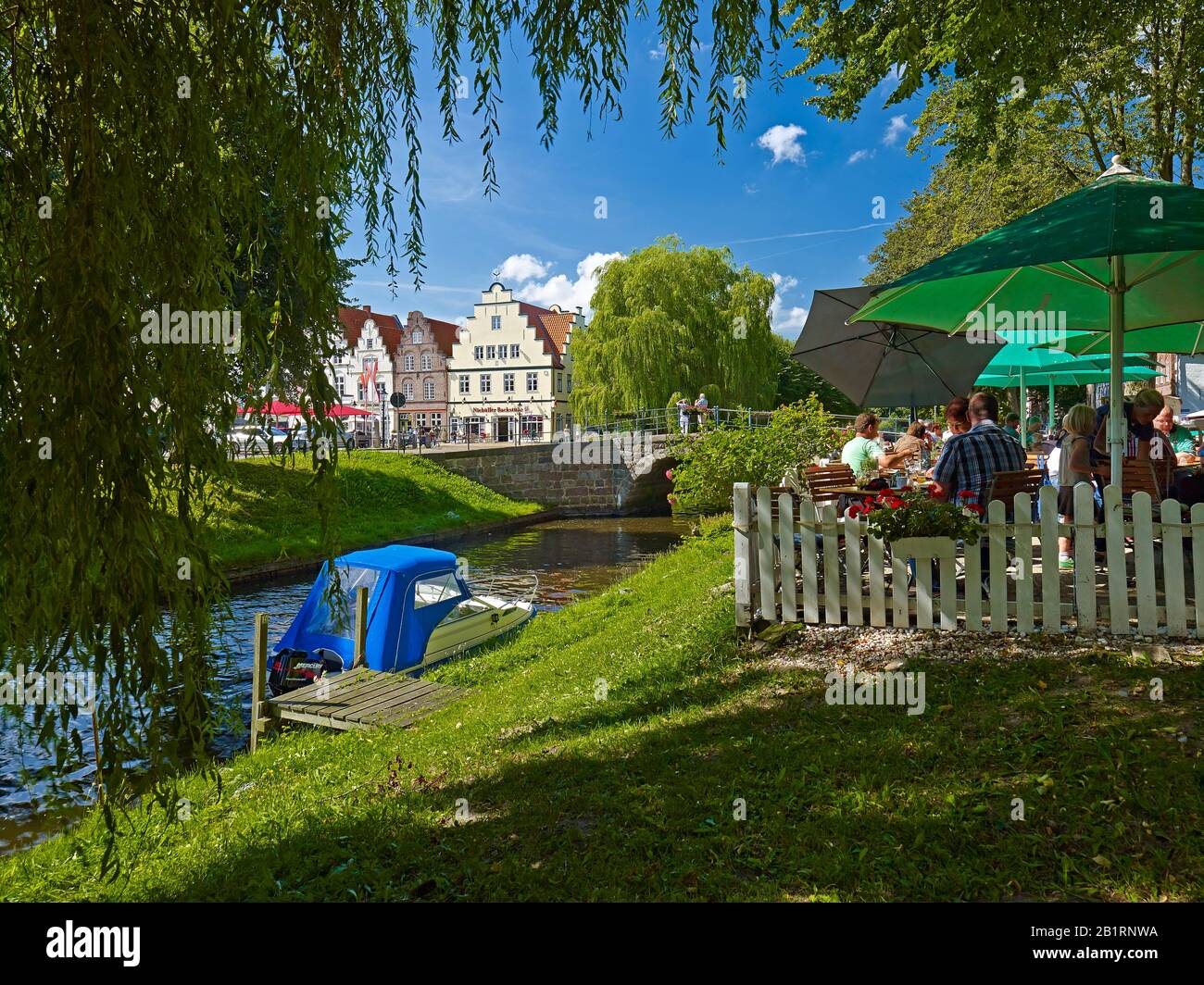 Canal de Friedrichstadt avec café en plein air, Frise du Nord, Schleswig-Holstein, Allemagne, Banque D'Images