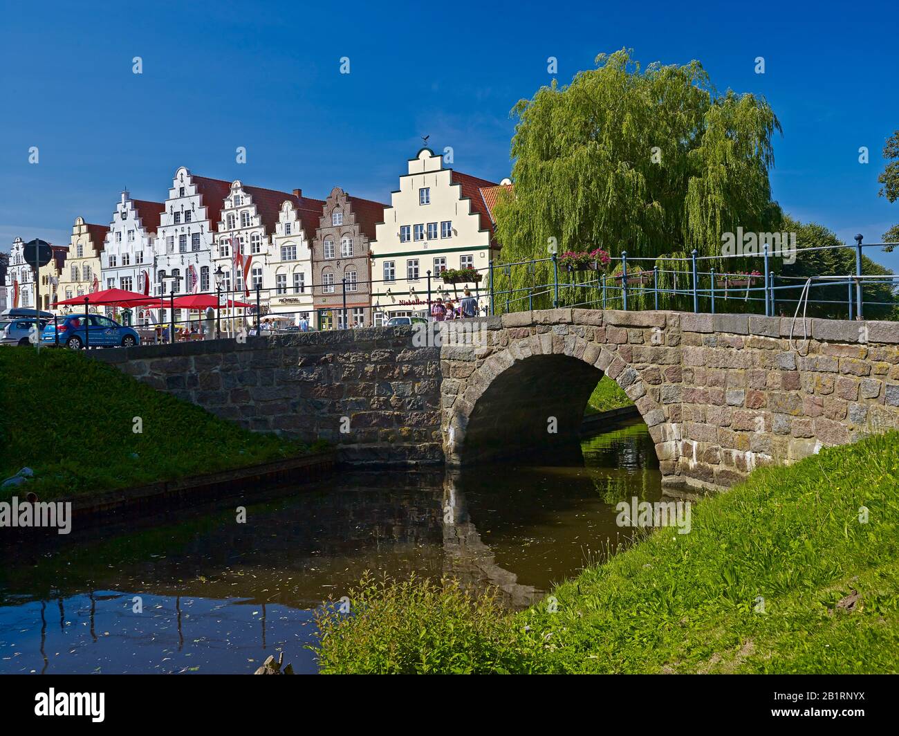 Pont de canal et maisons à Friedrichstadt, Frise du Nord, Schleswig-Holstein, Allemagne, Banque D'Images