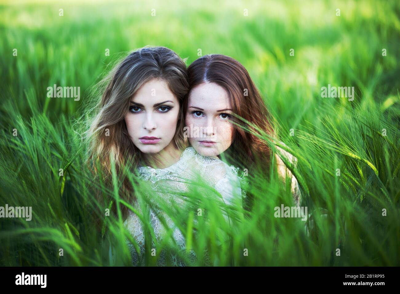 Deux femmes sont assis dans le champ de grain, Banque D'Images