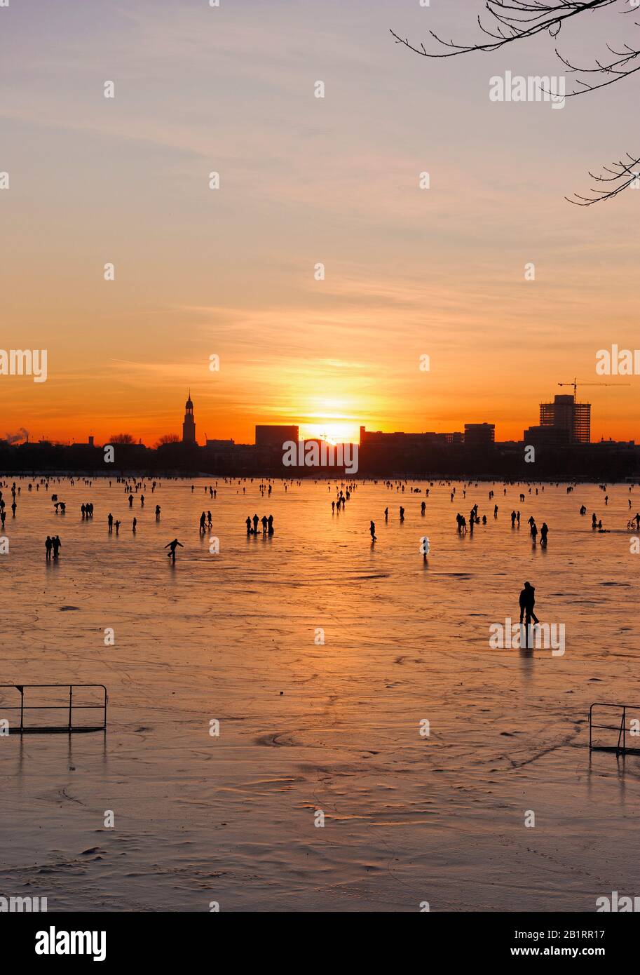 Gelée Außenalster, coucher de soleil, Alster glace plaisir, gens, plaisir, glace, neige, hiver, Hanseatic City de Hambourg, Allemagne, Banque D'Images