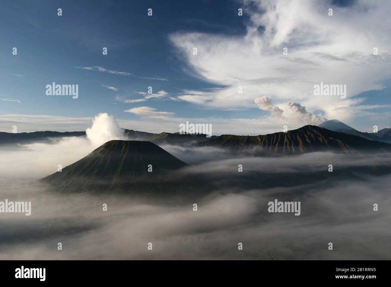 Cratère actif de Bromo sur la gauche, volcan Batok devant et volcan Semeru derrière, Parc national Bromo Tengger Semeru, île Java, Indonésie Banque D'Images
