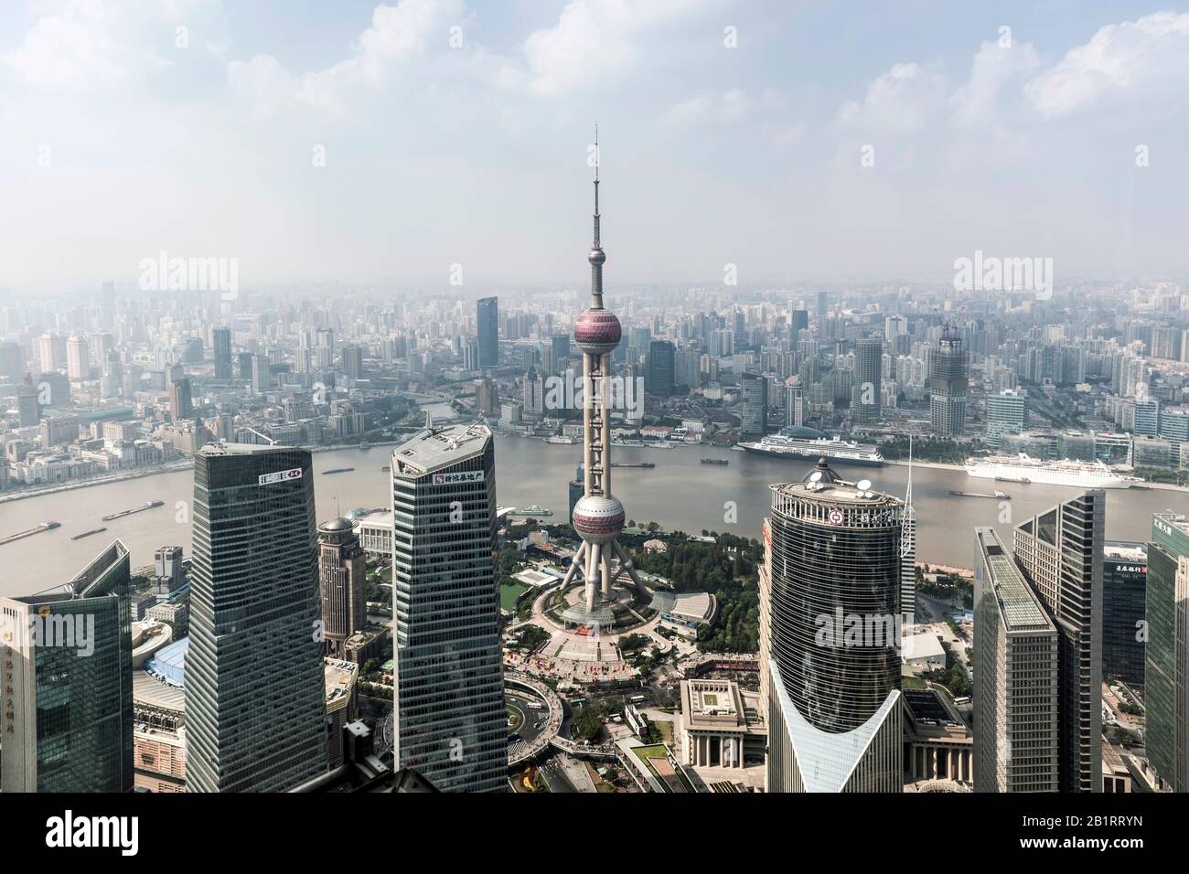 Vue sur la tour des perles orientales, le quartier financier de Lujiazui, Pudong, Shanghai, Chine Banque D'Images