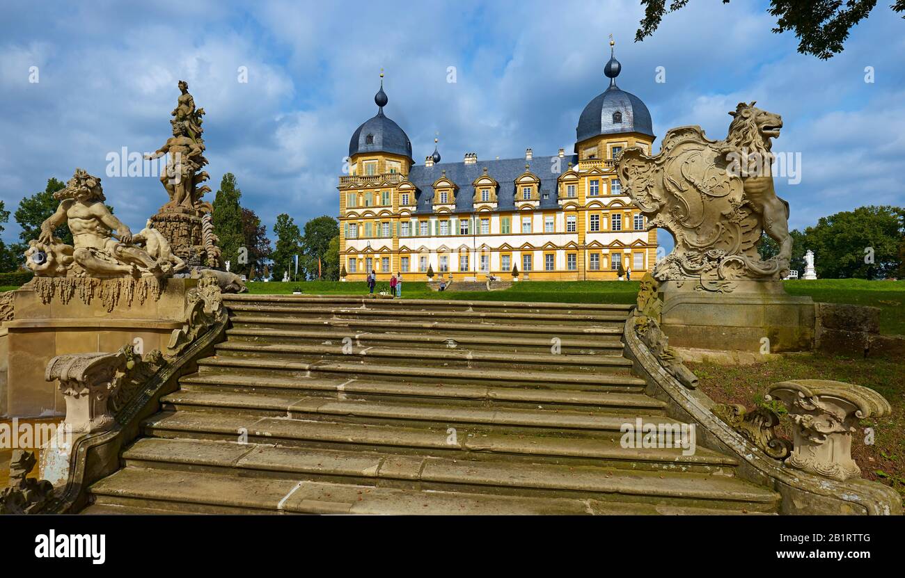 Cascade dans le parc du Schloss Seehof à Memmelsdorf, Haute-Franconie, Bavière, Allemagne Banque D'Images