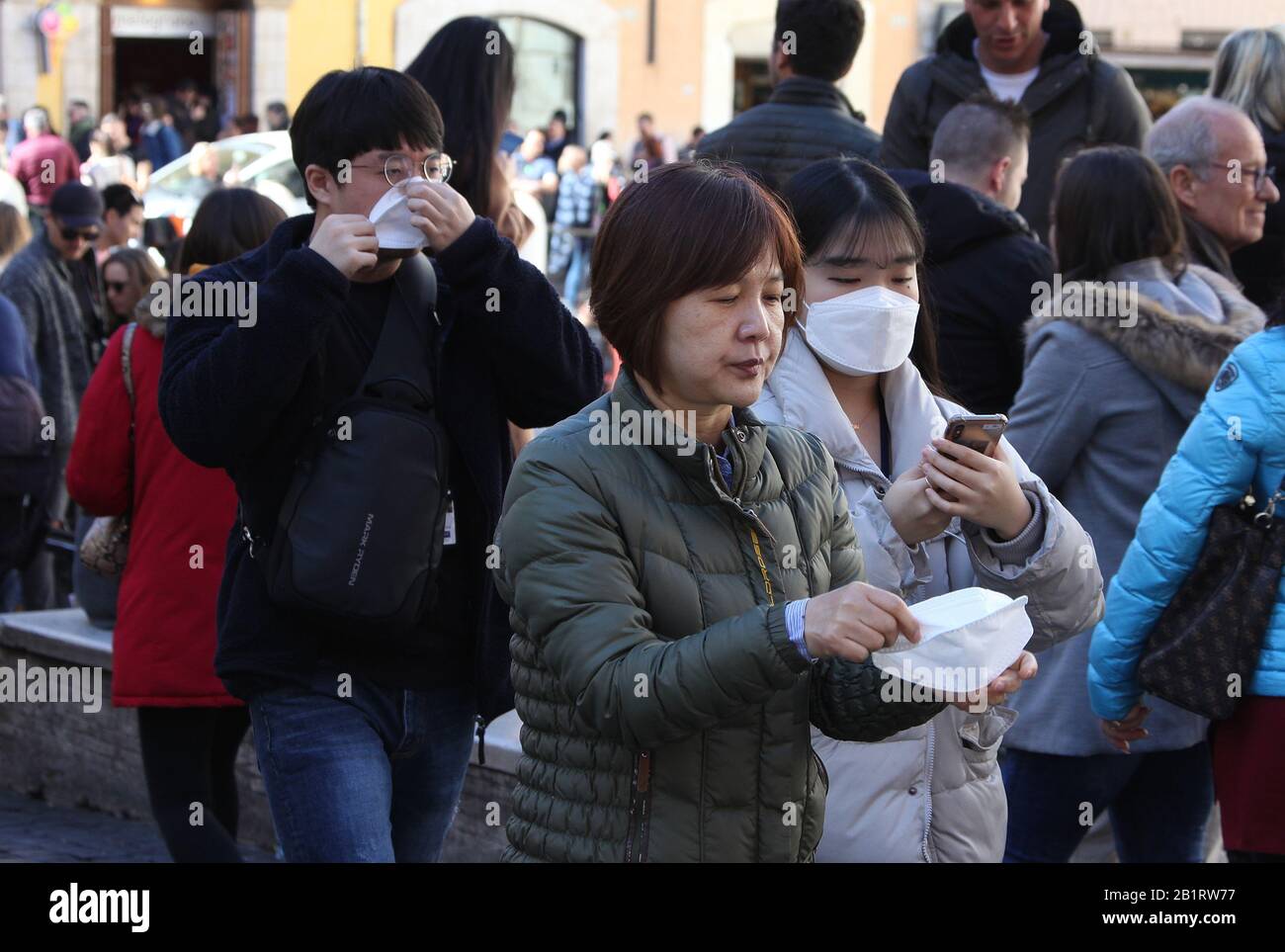 Rome, Italie. 27 février 2020. Rome, Touristes avec des masques dans les rues de la ville de Rome Photo: Crédit: Agence de photo indépendante/Alay Live News Banque D'Images