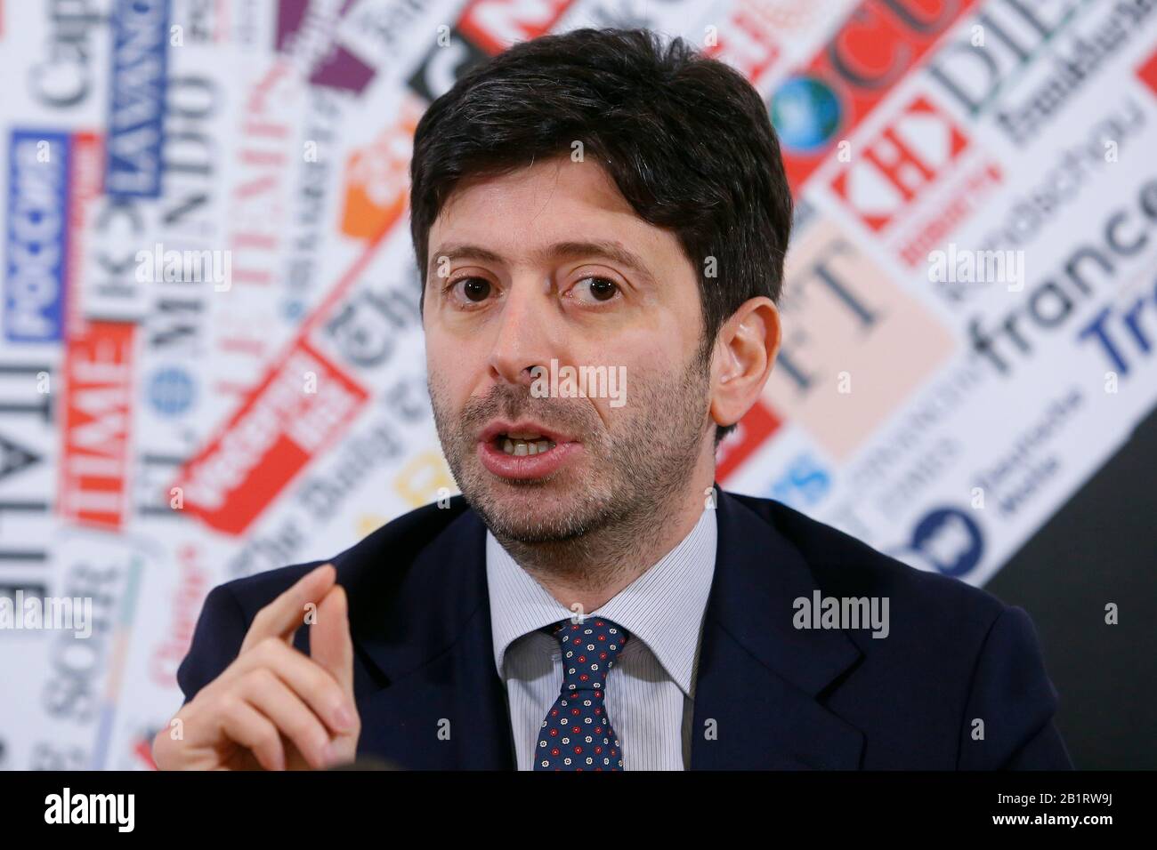 Rome, Italie. 27 février 2020. Le ministre italien de la Santé Roberto Speranza Rome 27 février 2020. Conférence de presse de l'Association de presse étrangère sur le coronavirus (Covid-19). Le gouvernement italien tente de calmer les craintes concernant le déclenchement de la grippe, afin d'éviter une chute du tourisme et des relations commerciales. Photo Samantha Zucchi Insidefoto Crédit: Insidefoto Srl/Alay Live News Banque D'Images